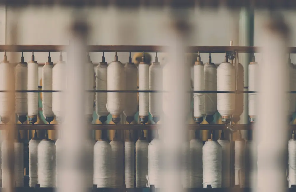 Proceso de hilatura textil para la fabricación de hilos